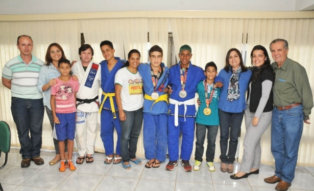 Alunos das oficinas de jiu-jitsu ganham medalhas em campeonato estadual
