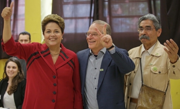 Dilma Rousseff vota em Porto Alegre e faz \'V\' da vitria