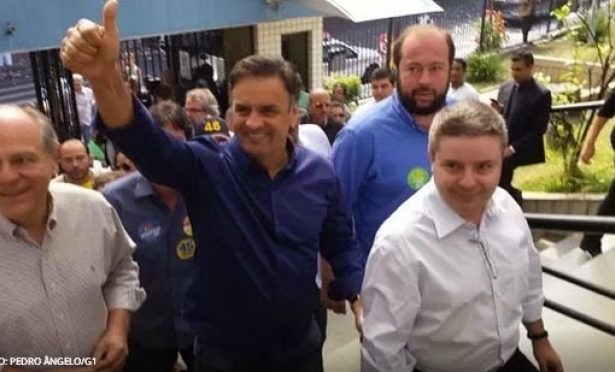 O candidato Acio Neves vota neste momento em Belo Horizonte 