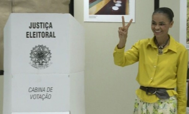 A candidata  Presidncia da Repblica Marina Silva (PSB) chegou  sede do Incra, em Rio Branco, onde votou.