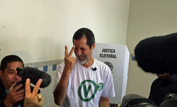 O candidato  presidncia pelo PV, Eduardo Jorge, votou na Zona Sul de So Paulo