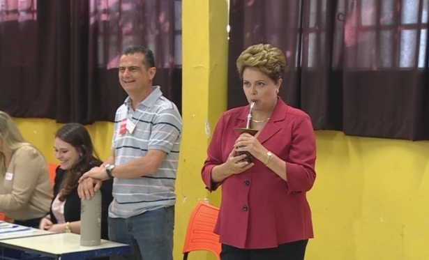 Ao lado de Tarso Genro, Dilma Rousseff vota em Porto Alegre