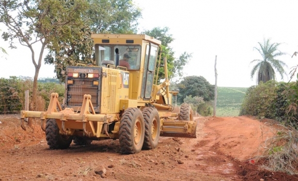 Trabalho de recuperao das estradas rurais continua dentro do cronograma