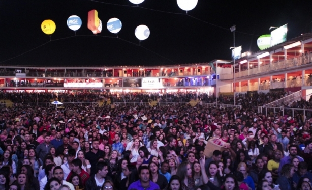 Parque de exposies recebe grande pblico na abertura da Fenamilho 2015